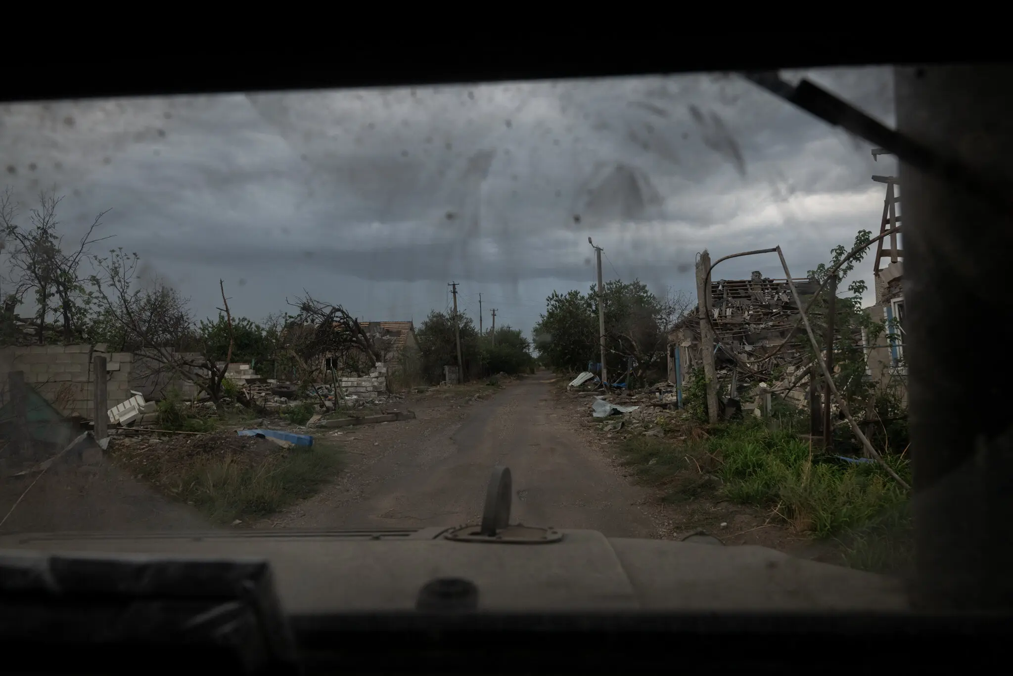 Зруйноване російськими ударами містечко на Покровщині.